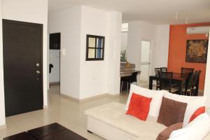 曼塔Departamentos de 2 y 3 Habitaciones en el Centro de MANTA的客厅配有白色的沙发和桌子