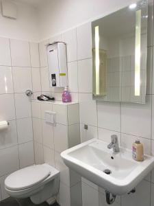 杜塞尔多夫Gerresheimer Republic的白色的浴室设有水槽和卫生间。