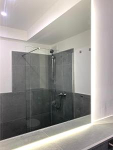 杜塞尔多夫Gerresheimer Republic的浴室里设有玻璃门淋浴