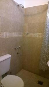 布宜诺斯艾利斯克滕酒店的一间带卫生间和淋浴的浴室