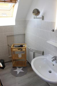Sulsdorf auf FehmarnGästehaus Sulsdorf - Adults only的一间带水槽和白色水槽的浴室