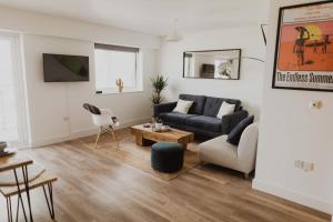 Ocean 1- Sea View apartment, Fistral Beach Newquay的休息区