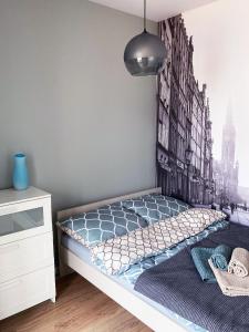 格但斯克Apartament 47 Letnica的一间带一张城市壁画床的卧室