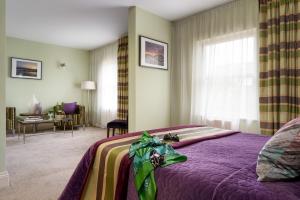 托基Palm Grove Apartments的一间卧室配有一张带紫色毯子的床