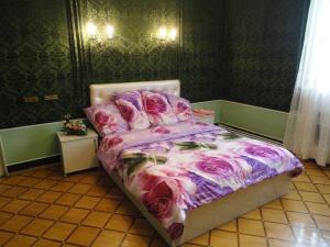 埃里温Royal Boutique Hotel on Kievyan的一间卧室配有一张粉红色玫瑰花纹床