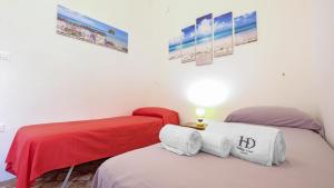 莱乌卡La Flor di Leuca的一间设有两张床铺和毛巾的房间