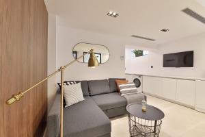 雅典Phaedrus Living City Center Luxury Flat Skoufa的客厅配有沙发和桌子