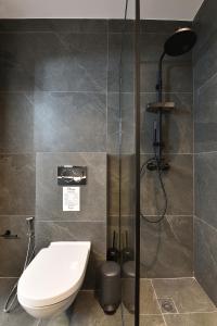 Phaedrus Living City Center Luxury Flat Skoufa的一间浴室