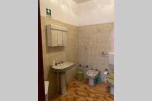 阿尔布费拉Casa d'Avó by RPG Properties的一间带水槽和卫生间的浴室
