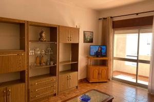 阿尔布费拉Casa d'Avó by RPG Properties的客厅设有木制橱柜和窗户。