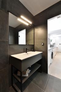 雅典Phaedrus Living City Center Luxury Flat Skoufa的一间带水槽和镜子的浴室