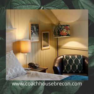 布雷肯马车房酒店的一间卧室配有一张床、一把椅子和一盏灯