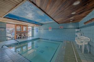 杰克逊安特勒酒店的一座带天花板的大型游泳池