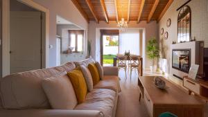 卡尔瓦略Casa Portolago的客厅配有沙发和桌子