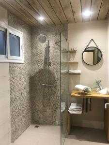 姆布尔Club saft saly niakhal niakhal的带淋浴的浴室和玻璃门