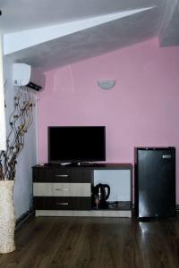 卡赞勒克Guest House Bulgari的客厅设有壁挂式平面电视。