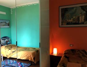 奥利维托拉里奥B&B L'erica的卧室拥有绿色和橙色的墙壁,配有一张床