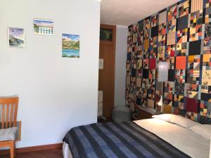 奥利维托拉里奥B&B L'erica的一间卧室配有床和墙上的图片