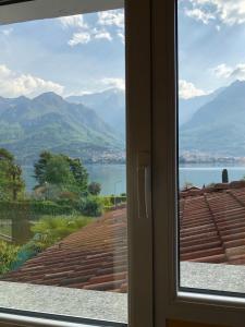 奥利维托拉里奥B&B L'erica的享有水景和山景的窗户。