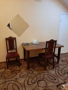 顿河畔罗斯托夫梅特洛普尔酒店的一张桌子和两张椅子