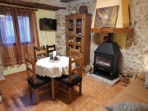 CastellfortCA EFREN的一间带桌子和壁炉的用餐室