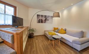 萨尔巴赫Hochwart Apartment - mit eigenem Garten的带沙发和电视的客厅