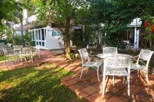 阿努拉德普勒米兰游客休憩酒店的院子里的一组椅子和一张桌子