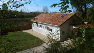沙斯讷伊迪普瓦图Logements Le232 fr的一间白色的小房子,有红色的屋顶