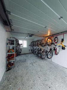 福尔巴赫Hotel am Mühlbach的墙上有很多自行车的车库