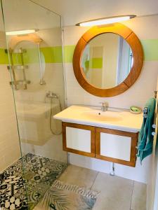 吕奥姆Ruoms Petite Maison 3* centre-village的一间带水槽和镜子的浴室