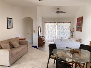 伊斯塔帕Aca Suites Ixtapa的客厅配有沙发和桌子