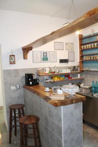 维科德尔加尔加诺Cantoniera D'Umbra Agriturismo的一间厨房,内设一个柜台和凳子