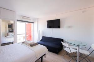 贝纳尔马德纳Dream Studio in Benalmadena Costa del Sol的一间卧室配有一张床和一张玻璃桌