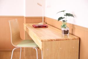 名古屋ケイアイコンホテルズ 新栄901的一张木桌,上面有植物