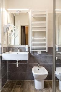 Hotel Terme di Frasassi的一间浴室