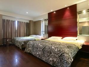 南京南京凯宾酒店公寓连锁新街口店的酒店客房带两张床和一个大床头板