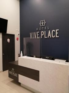 阿瓜斯卡连特斯Vive Place的墙上有标志的酒店