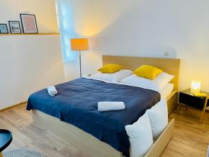 RechnitzHaus am Eck的一间卧室配有一张带黄色枕头的大床