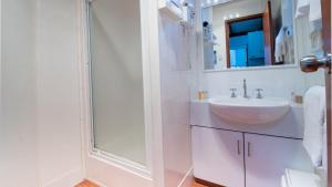 波塔灵顿Bellarine Bayside Portarlington的白色的浴室设有水槽和淋浴。
