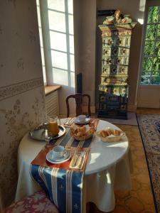 马泽内姆德韦德城堡酒店的一张桌子上放着一盘食物