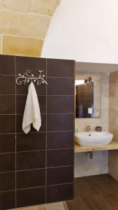 莱切Masseria La Lizza - Ospitalità Rurale的一间带水槽和镜子的浴室