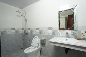 岑山HOẰNG MINH HOTEL的一间带卫生间、水槽和镜子的浴室