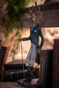 阿尼克Crux的鹿雕像,鹿头上 ⁇ 着鹿,站在长凳旁