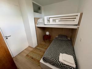 比亚里茨Villa Julie的小房间的小卧室配有床