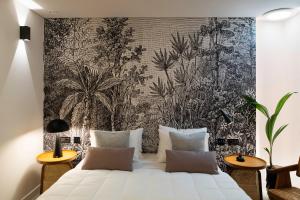 罗希姆诺Fonte d'Oro Luxury Rooms的卧室配有一张白色大床和壁画