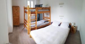 拉尔让蒂埃拉贝塞埃Icerock Hotel的一间卧室配有两张双层床和一张床
