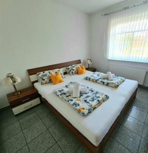 诺登Ferienwohnungen Saida Wohnung 5的卧室内的两张床,配有两个枕头