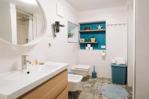 塞扎纳Apartma Ob stari murvi, Sežana的一间带水槽和卫生间的浴室