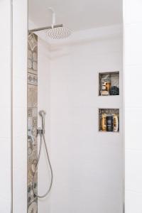 塞扎纳Apartma Ob stari murvi, Sežana的带淋浴喷头的浴室