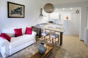 马萨马里蒂马Podere Vecchia Commenda的客厅配有白色的沙发和桌子